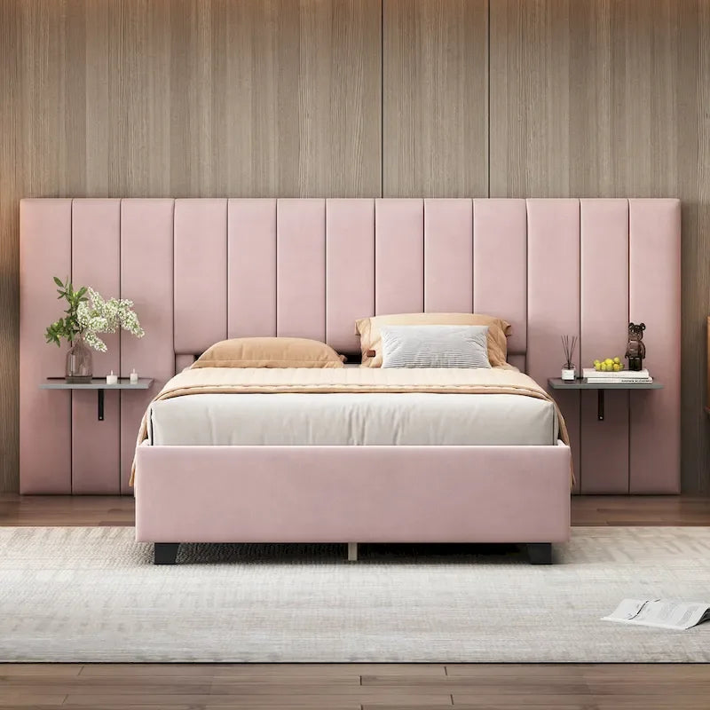 Lit plateforme double rose en velours avec tête de lit surdimensionnée et étagères latérales