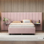 Lit plateforme double rose en velours avec tête de lit surdimensionnée et étagères latérales