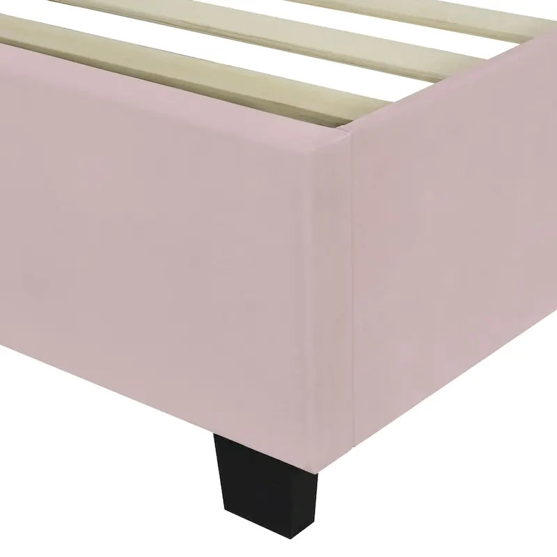 Lit plateforme double rose en velours avec tête de lit surdimensionnée et étagères latérales