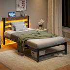 Lit jumeau en métal beige et marron avec tête de lit en bois, lumières RGB et étagère de rangement