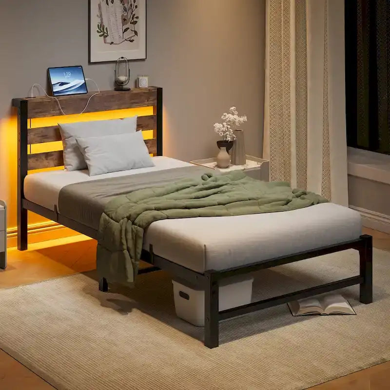 Lit jumeau en métal beige et marron avec tête de lit en bois, lumières RGB et étagère de rangement