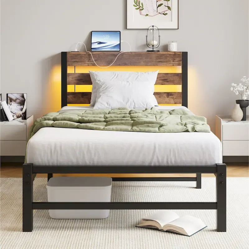 Lit jumeau en métal beige et marron avec tête de lit en bois, lumières RGB et étagère de rangement