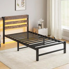 Lit jumeau en métal beige et marron avec tête de lit en bois, lumières RGB et étagère de rangement