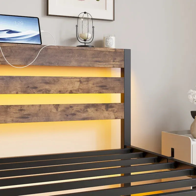 Lit jumeau en métal beige et marron avec tête de lit en bois, lumières RGB et étagère de rangement