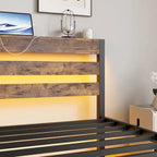 Lit jumeau en métal beige et marron avec tête de lit en bois, lumières RGB et étagère de rangement