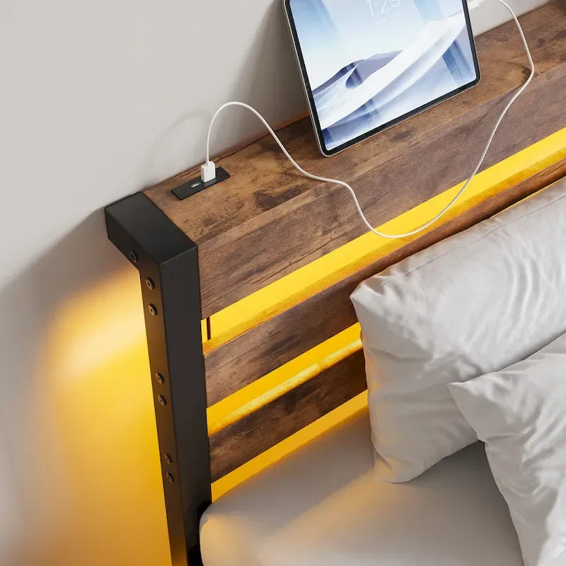 Lit jumeau en métal beige et marron avec tête de lit en bois, lumières RGB et étagère de rangement