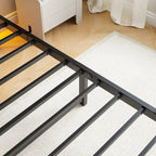 Lit jumeau en métal beige et marron avec tête de lit en bois, lumières RGB et étagère de rangement