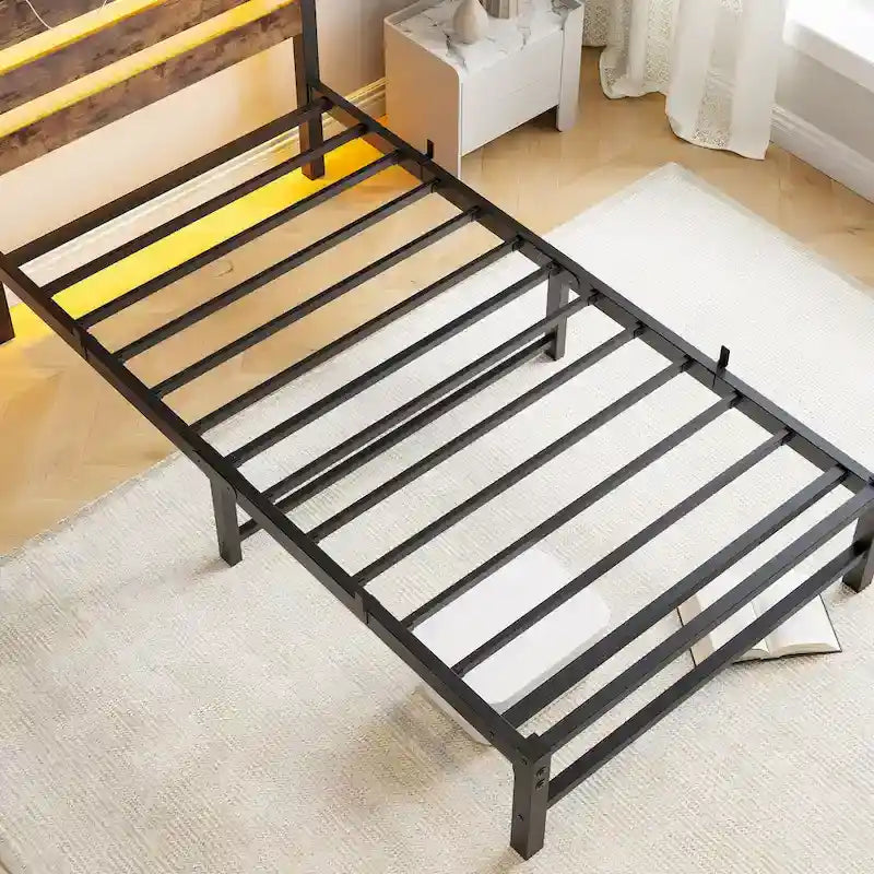 Lit jumeau en métal beige et marron avec tête de lit en bois, lumières RGB et étagère de rangement