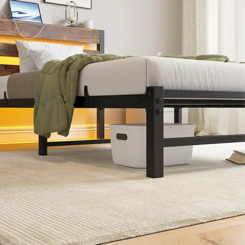 Lit jumeau en métal beige et marron avec tête de lit en bois, lumières RGB et étagère de rangement