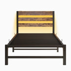 Lit jumeau en métal beige et marron avec tête de lit en bois, lumières RGB et étagère de rangement
