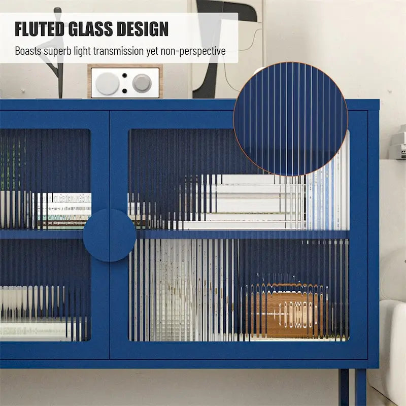 Meuble d'appoint à portes en verre cannelé blanc avec étagère réglable